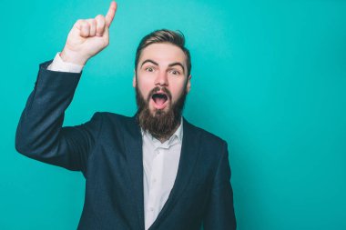 Adam yukarı dönük bir resim. Mavi duvara yakın duruyor. Üzerinde mavi arka plan izole.