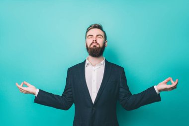 Adam paketindeki bazı meditasyon yapıyor. O ayakta ve ellerini kenara tutmak. Üzerinde mavi arka plan izole.