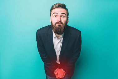 Adam işemeye ile sorun yaşıyor. Bu onun için çok acı verici. Üzerinde mavi arka plan izole.