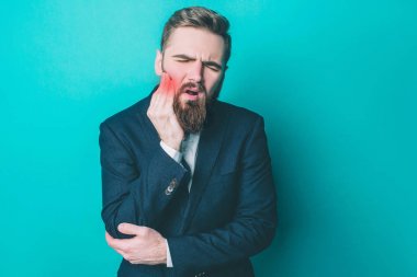 Suite çekici adamın bir sorunu var. Bir diş ağrısı var. Bu berbat birşey. Bundan dolayı acı çekiyor. Ağrı nokta kırmızı ışık ile işaretlenir. Üzerinde mavi arka plan izole.