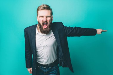 Adam çığlık ve bağırıyor. O taraftaki işaret ediyor. Üzerinde mavi arka plan izole.