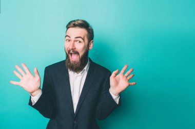 Komik adam ayakta ve ellerini sallayarak mi. Çok heyecanlandı. Üzerinde mavi arka plan izole.