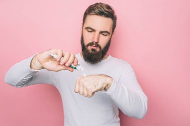 Adam bazı diş Yapıştır el koyuyor. Onun sağlığı hakkında umurunda değil. Pembe arka plan izole.