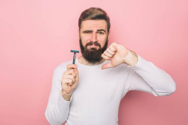 Adam onun büyük başparmak aşağı gösteriyor. O tutar bu razer hoşlanmıyor. Pembe arka plan izole.