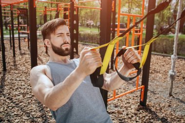 Genç ve yakışıklı bir adam biraz şınav yapıyor. Bunun için döngüler kullanıyor. Adam egzersiz çok yoğun.