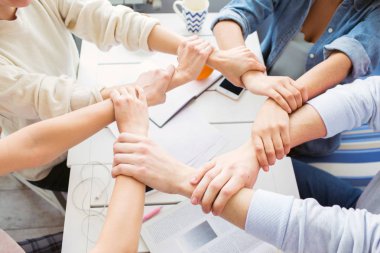 Öğrencilerin güzel resim o areput birlikte eller. Onlar iyi bir takımız. Ellerini bir çember.