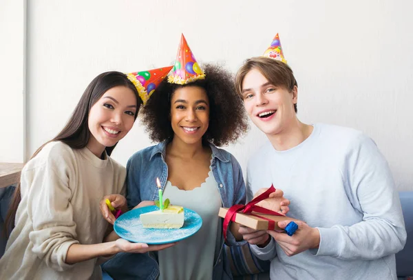 Un'altra foto di una festeggiata e dei suoi amici. Ragazza asiatica ha un pezzo di torta. Ha un regalo in mano. Tutti loro sono felici . — Foto Stock