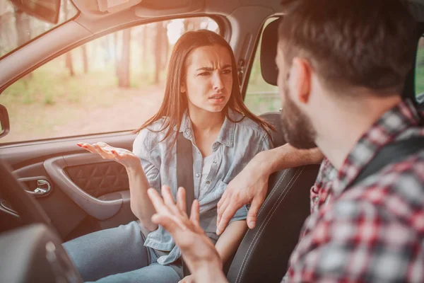 Crazy girl is talking with guy very seriously. She is upset and frustrated. Man cant keep his emotions inside himself as well. — Stock Photo, Image