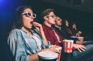 Şaşırdım ve sürpriz bir satır oturuşta ve film izlerken insanlardır. Sarışın kız film yüzünden yüzündeki şaşkınlık ile patlamış mısır yiyor. Diğer kişi de hayran oldular.