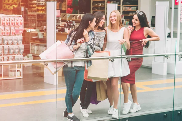 Chicas alegres se miran y sonríen. Están de pie en el borde de la cubierta de vidrio. Las chicas están pasando tiempo juntas. . — Foto de Stock
