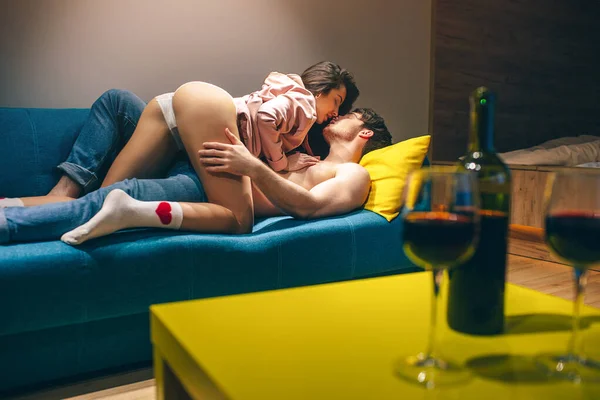 Қыздар бір-бірін шешіндіреді