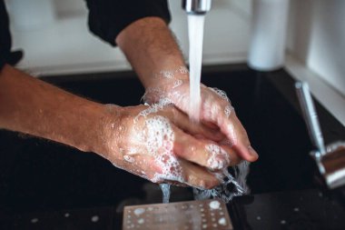 Güçlü adamların ellerini, musluktan lavaboya dökülen suyun altındaki sabun köpüğünden yıkarken kesin. Mutfakta durup parmaklarını temizle. Eller ilgilenir.