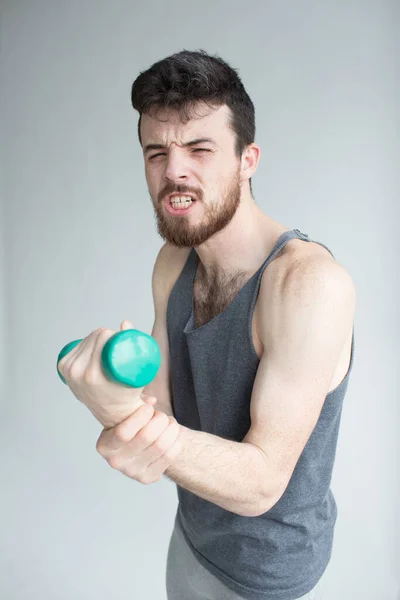 Een man die een halter optilt. jonge student opleiding om sterker te worden. — Stockfoto