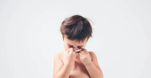 Imagen de estudio de un bebé con pañuelo. Niño enfermo aislado tiene secreción nasal . —  Fotos de Stock