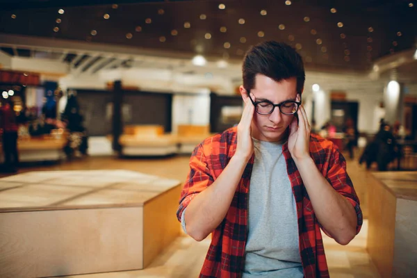 Människor och arbetskoncept - trött man med glasögon på kontoret — Stockfoto