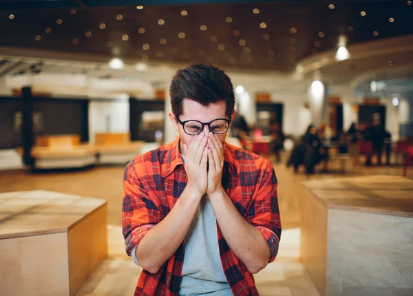 Människor och arbetskoncept - trött man med glasögon på kontoret — Stockfoto