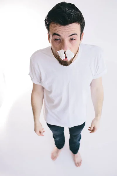 Mann benutzt Gewebe, um Rotz von der Nase zu wischen. Kerl mit Allergie-Symptom. — Stockfoto