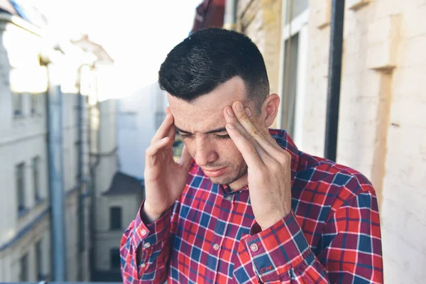 Vista de Jovem atraente homem com uma dor de cabeça — Fotografia de Stock