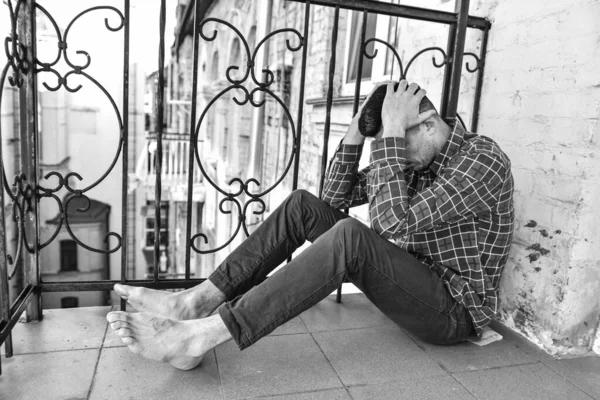 발코니에 앉아 있는 남자. 사람들은 심한 감정적 고통 과 무력감을 느낀다. 중독자는 나쁘다 — 스톡 사진
