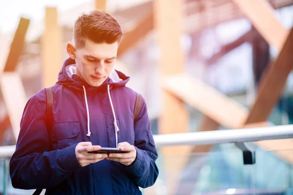 Hombre guapo teléfono celular al aire libre calle de la ciudad, joven atractivo estudiante casual camisa azul hablando — Foto de Stock
