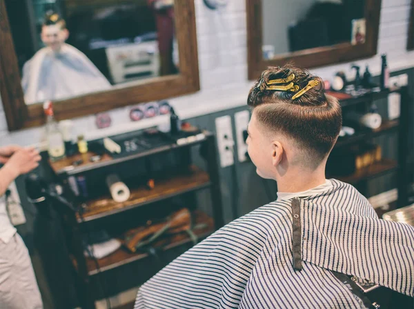 Fryzjer i człowiek klient z fryzurą patrząc w lustro — Zdjęcie stockowe