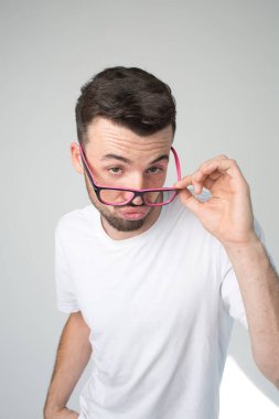 Genç adam arka planda izole edilmiş. Garip gizemli adam güneş gözlükleriyle geldi ve elini tuttu. Stüdyoda yalnız. Öğretmen ya da bilge, hippi..