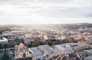 Avrupa 'daki eski bir kasabanın manzarası. Gökyüzünde gün ışığı ve güneş ışığı. İnanılmaz güzel bir manzara. Ukrayna 'da Lviv.