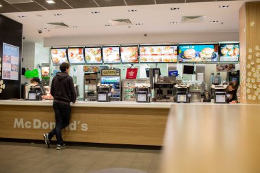 Kyiv, Ukrayna - 2016: McDonalds 'ın içi. Dünyanın en büyük hamburger zinciri fast food restoranlarıdır.
