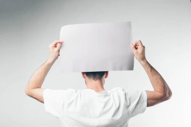 Beyaz arka planda izole bir adam sakallı bir poster tutuyor.