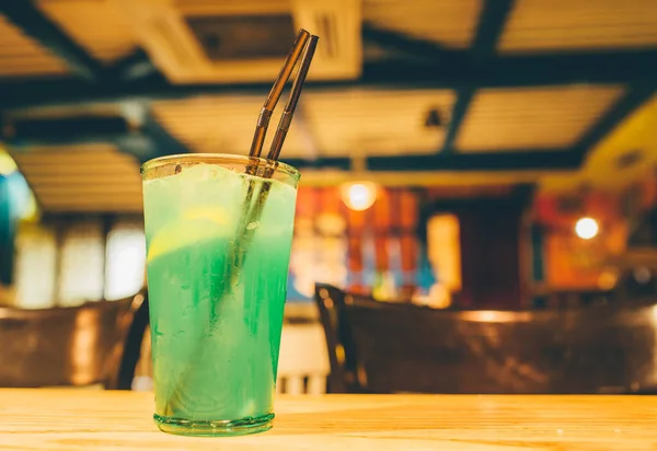 Álcool verde saboroso ou coquetel sem álcool com gelo e limão no interior. Fica em cima da mesa. O bar não diz nada. Festa no café ou bar. Delicioso cocktail saboroso . — Fotografia de Stock