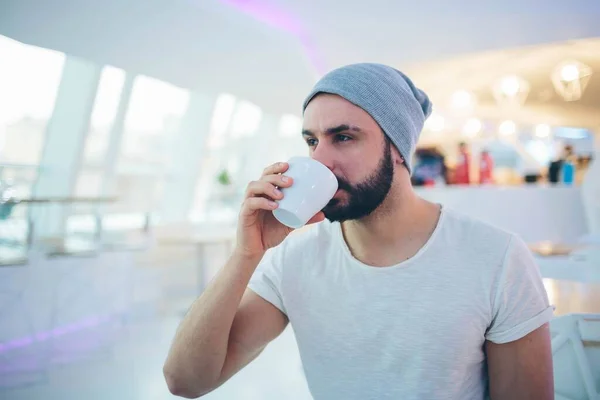 Portrait de beau gars tient tasse de café . — Photo