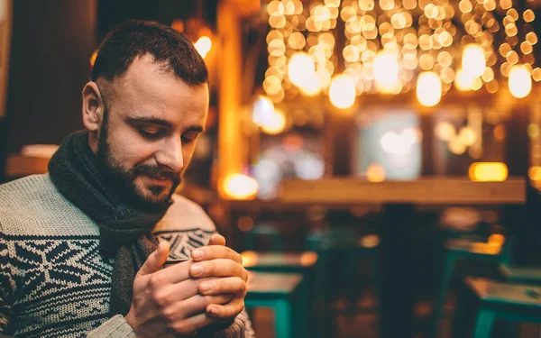 Portrait de beau gars tient tasse de café — Photo