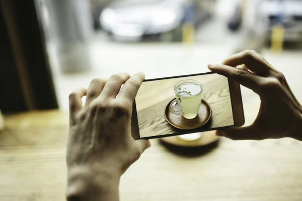 Mujeres Yang tomando fotos de té verde con teléfono inteligente — Foto de Stock