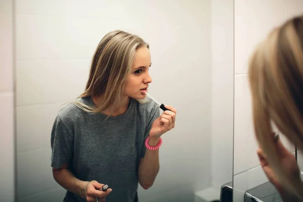 Visage de jeune belle femme en bonne santé et réflexion dans le miroir — Photo