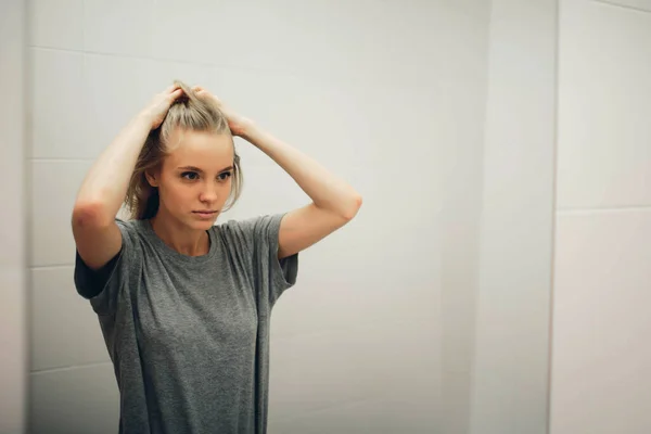 Rostro de joven hermosa mujer sana y la reflexión en el espejo . —  Fotos de Stock