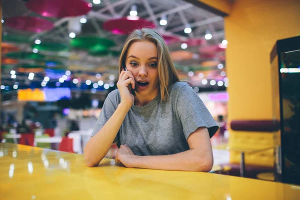 Menina mensagens de texto no telefone inteligente em um terraço restaurante com um fundo desfocado — Fotografia de Stock