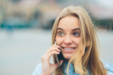 Telefonda konuşan duygusal, güzel bir sarışın. Kadın yozlaşmış yüzler ve hücrede arkadaşlarıyla sohbet etme hevesi.