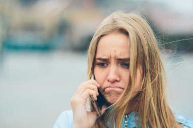 Telefonda konuşan duygusal, güzel bir sarışın. Kadın yozlaşmış yüzler ve hücrede arkadaşlarıyla sohbet etme hevesi.