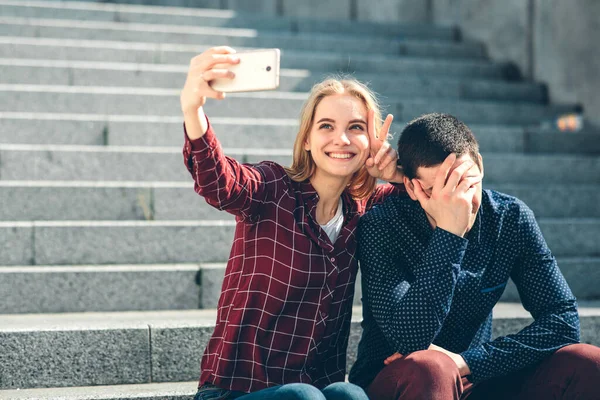 Kobieta robi selfie, ale jej chłopak nie chce. Zależność od zdjęć i sieci społecznościowych. Narcyzm i symulacja szczęśliwego życia. — Zdjęcie stockowe