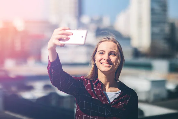 Ładna kobieta robi sobie selfie. Piękna dziewczyna spacerująca po ulicach i fotografująca zabytki. Blondynka zrobiła sobie zdjęcia, Instagram — Zdjęcie stockowe