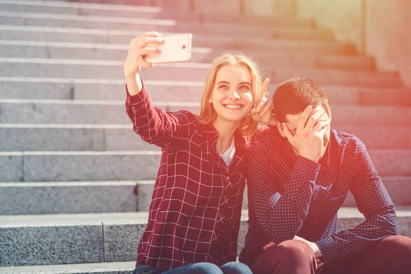 Vrouw maakt selfie, maar haar vriend wil dat niet. Afhankelijk van foto 's en sociale netwerken. Narcisme en simulatie van een gelukkig leven. — Stockfoto