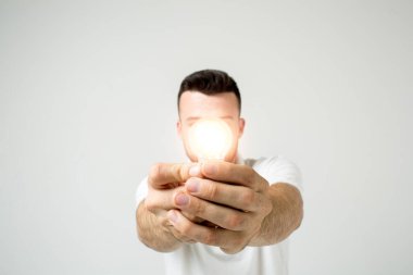 Genç havalı sakallı adam fikri, mutlu öğrenci ya da çözüm getiriyor. beyaz üzerine izole