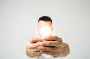 Genç havalı sakallı adam fikri, mutlu öğrenci ya da çözüm getiriyor. beyaz üzerine izole