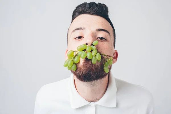 Homem segurando uva, de perto. conceito. isolado em branco — Fotografia de Stock