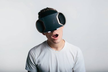 Sanal gerçeklik giyen bir adam. Stüdyo çekimi, gri sırtüstü
