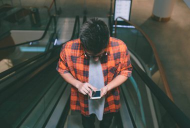 Alışveriş merkezinin arka planında akıllı telefonu tut.