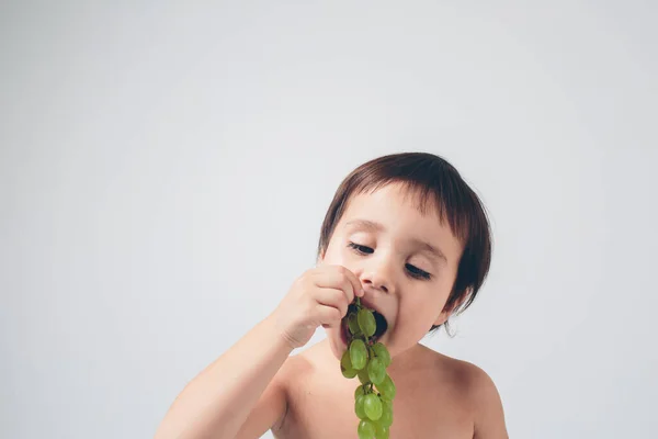 Baby holding grape, close up. concept. isolated on white. — Stock Photo, Image