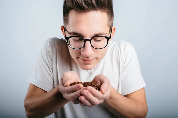 Mann hält Kaffee und genießt das Aroma aus nächster Nähe — Stockfoto