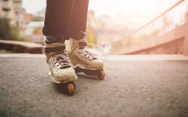 Agressieve rolschaatsen. Rijdende rolschaatsen. Sluitingen van schaatsen. — Stockfoto