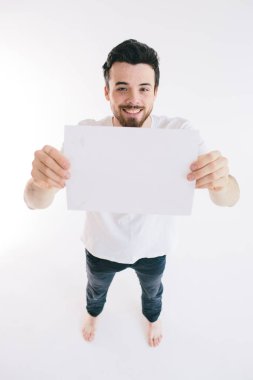 Sakallı adam elinde beyaz bir kağıt tutuyordu.